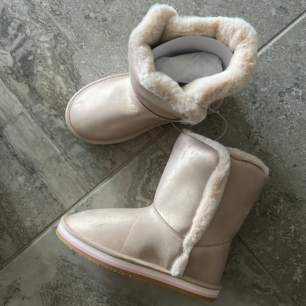 Sugar Big Girls Milhoja Sueded Faux Fur Cozy Boots, Rose Gold Size 4 New in Box